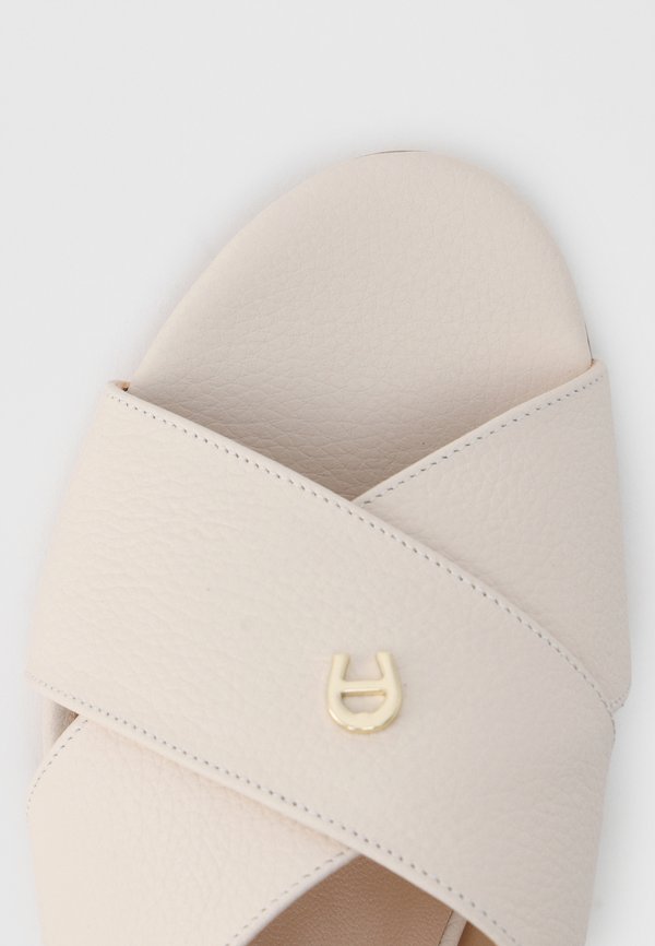 AIGNER LEONORA