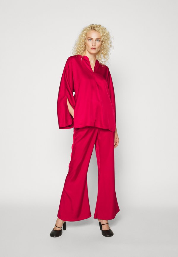 By Malene Birger AMORES