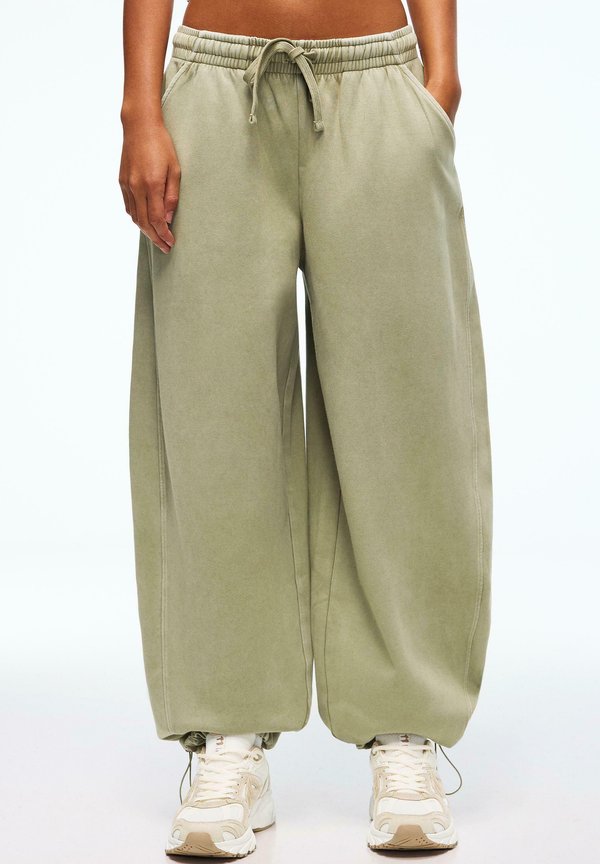 Bershka BARREL TROUSERS WITH STOPPERS 01167737 - Tracksuit bottoms - khaki