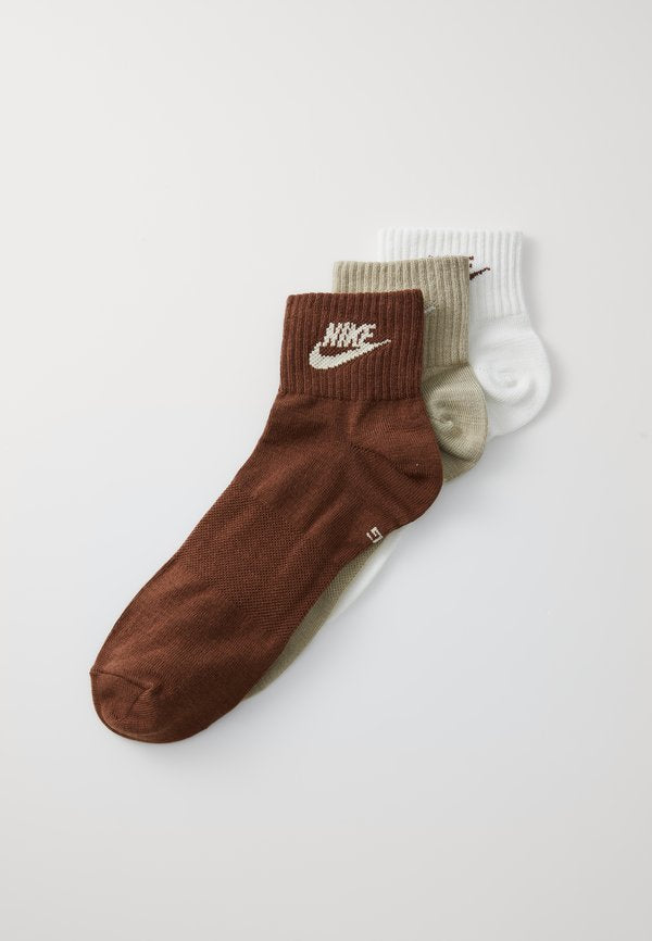Nike Sportswear EVERYDAY ESSENTIAL ANKLE UNISEX 3 PACK - Sports socks - sail/desert khaki/fauna brown/light khaki