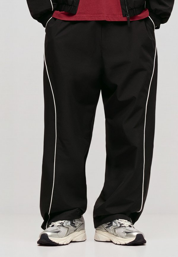Bershka TECHNIC PIPINGS - TROUSERS - Trousers - black