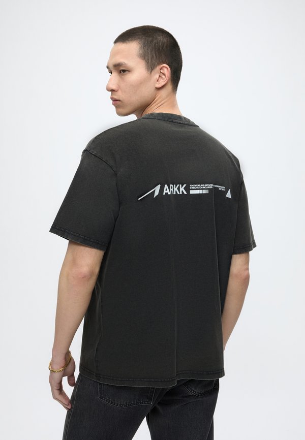 ARKK Copenhagen LOGO BOXY TEE UNISEX