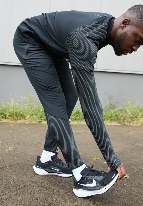 Nike Performance REFLECT PANT - Tracksuit bottoms - black