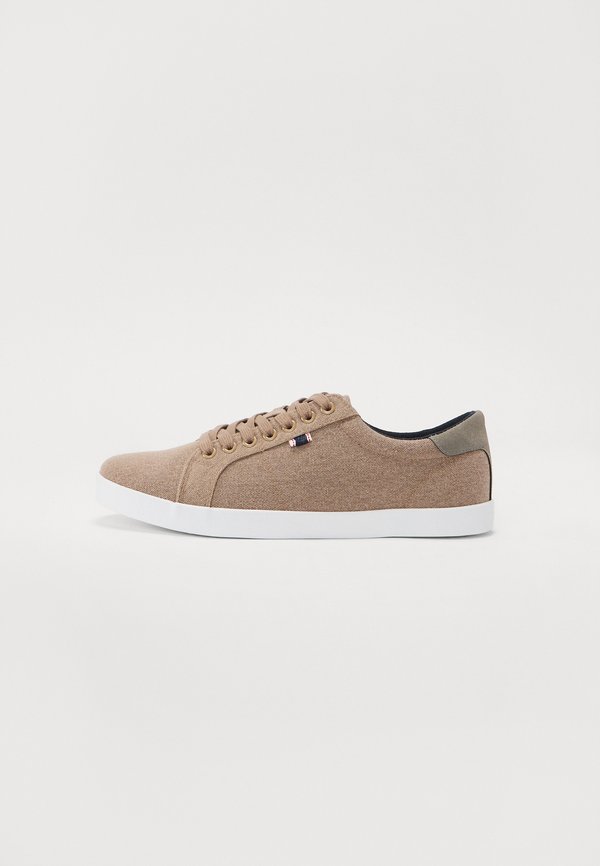 Pier One by Zalando