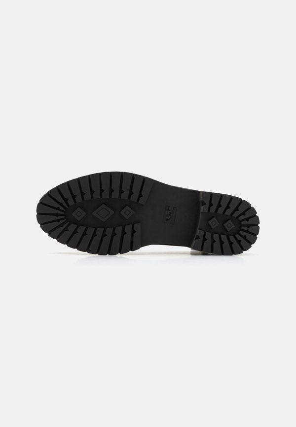 TOMS CARA