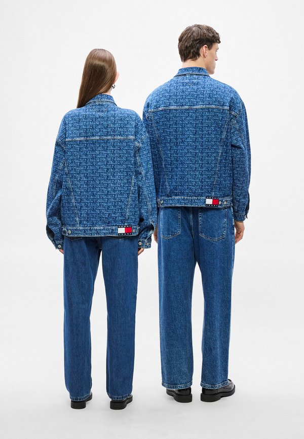 Tommy Jeans SPELL-OUT LOGO OVERSIZED DENIM TRUCKER JACKET
