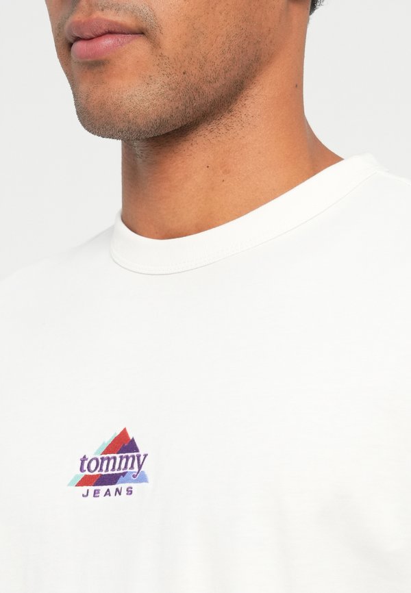 Tommy Jeans MOUNTAIN LOGO EMBROIDERY JERSEY T-SHIRT