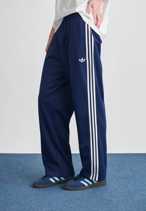 adidas Originals FIREBIRD OVERSIZED FIT UNISEX - Tracksuit bottoms - night indigo