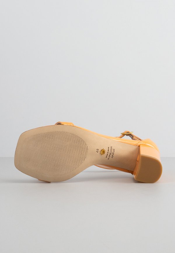 Stuart Weitzman NUDISTCURVE