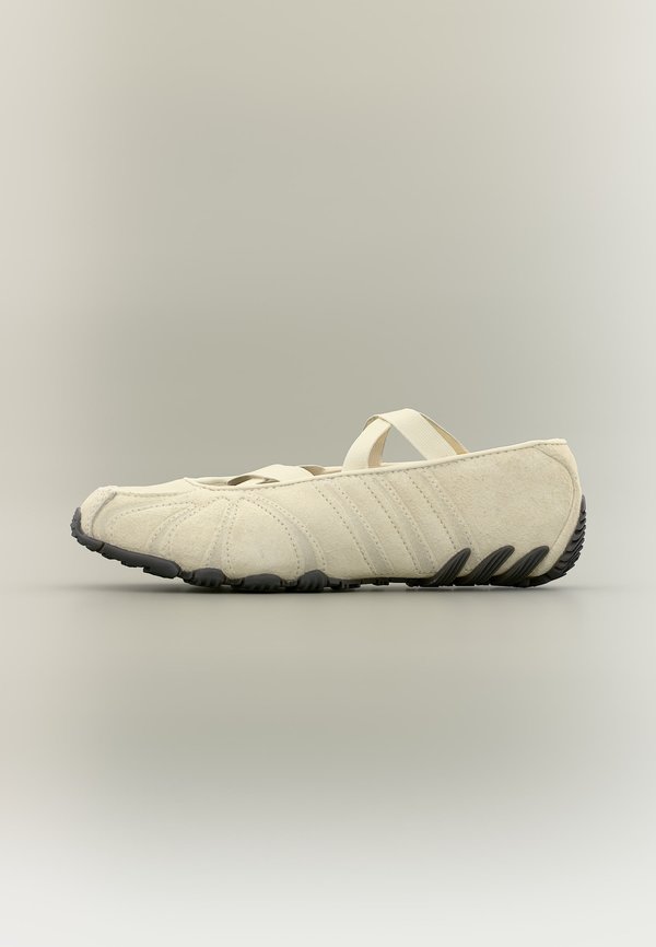 adidas Originals GHOST SPRINT BALLET W - Ballerina shoes - cream white/cream white/utility black