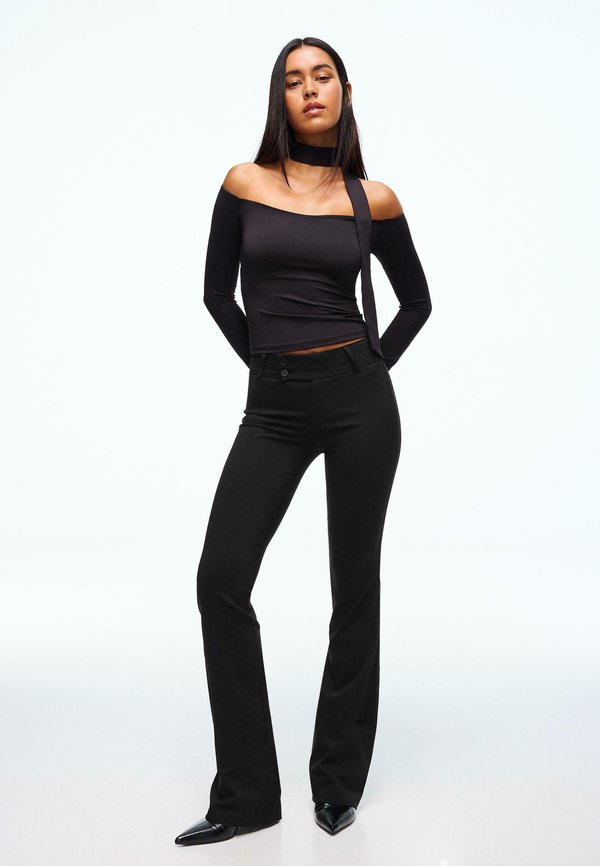 Bershka FLARED BENGALINE - TROUSERS - Trousers - black