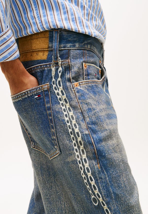 Tommy Jeans JAIMIE PRINT SELVEDGE RELAXED STRAIGHT LEG JEANS