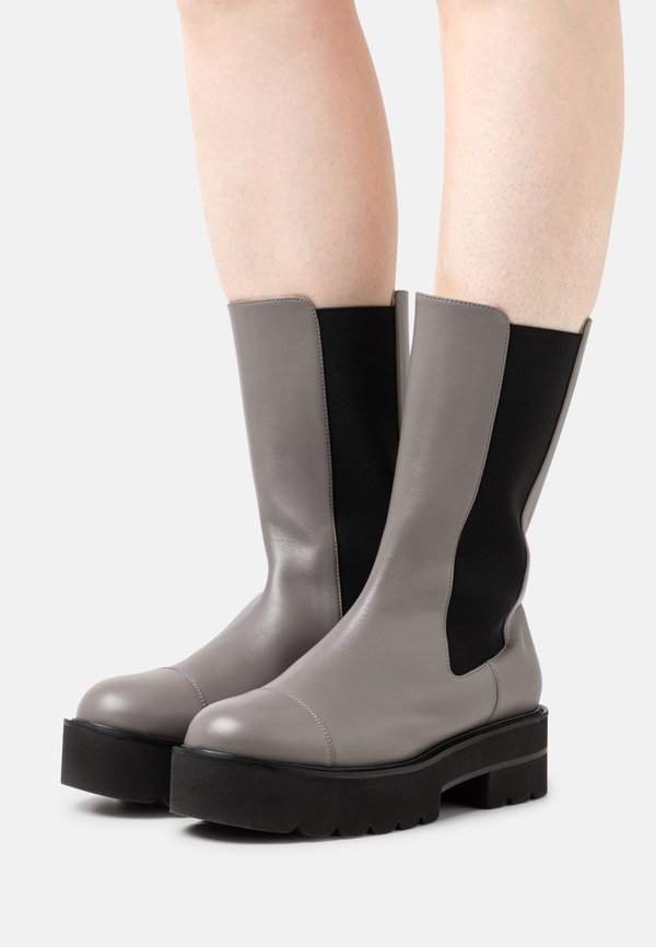Stuart Weitzman PRESLEY ULTRALIFT BOOTIE