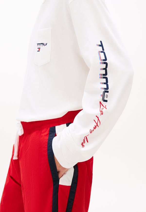 Tommy Jeans PATCH POCKET RELAXED LONG SLEEVE T-SHIRT