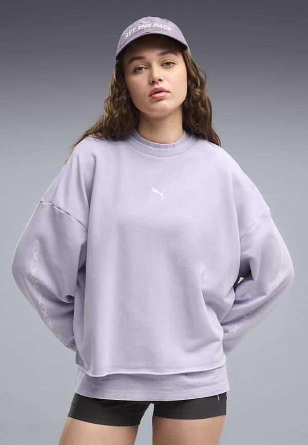 Puma RUN CULTURE COLLECTIVE OVERSIZED GRAPHIC SWEATSHIRT - Sweatshirt - light lavender