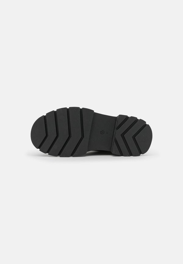 3.1 Phillip Lim KATE SHORT LUG SOLE COMBAT