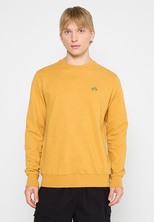 REVOLUTION REGULAR FIT