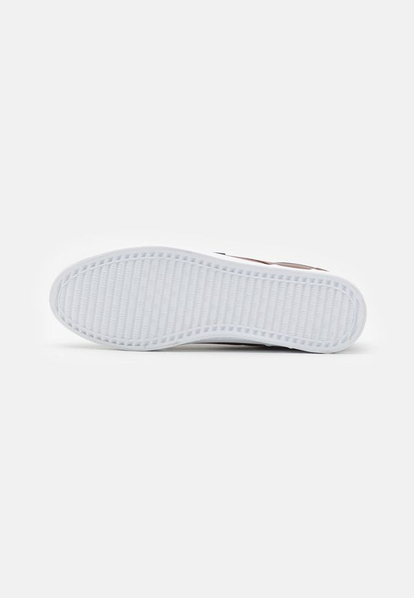 Pier One by Zalando