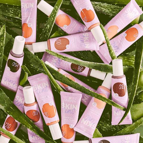Foundation Skin Tint Hydrating Natural Finish LSF 30, 40 essence