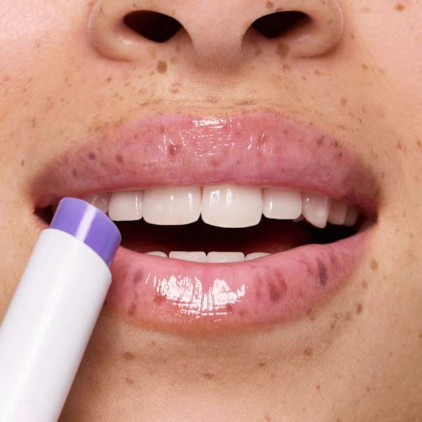 Lippenbalsam Juicy Bomb Glossy 02 So Berry Cute essence