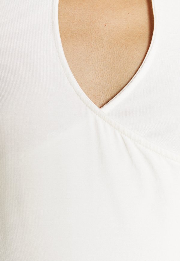 NA-KD KEYHOLE CROPPED