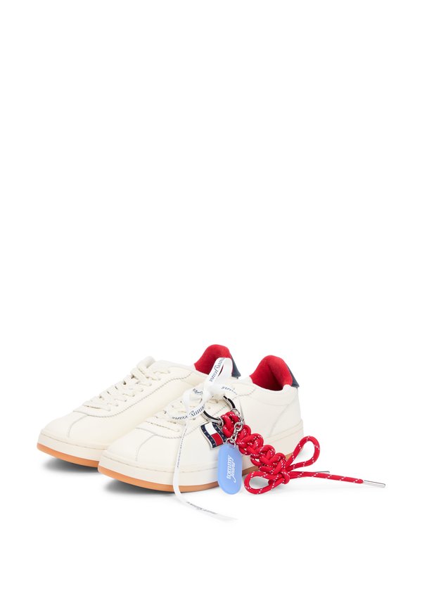 Tommy Jeans LEATHER ARCHIVE COURT TRAINERS WITH CHARMS
