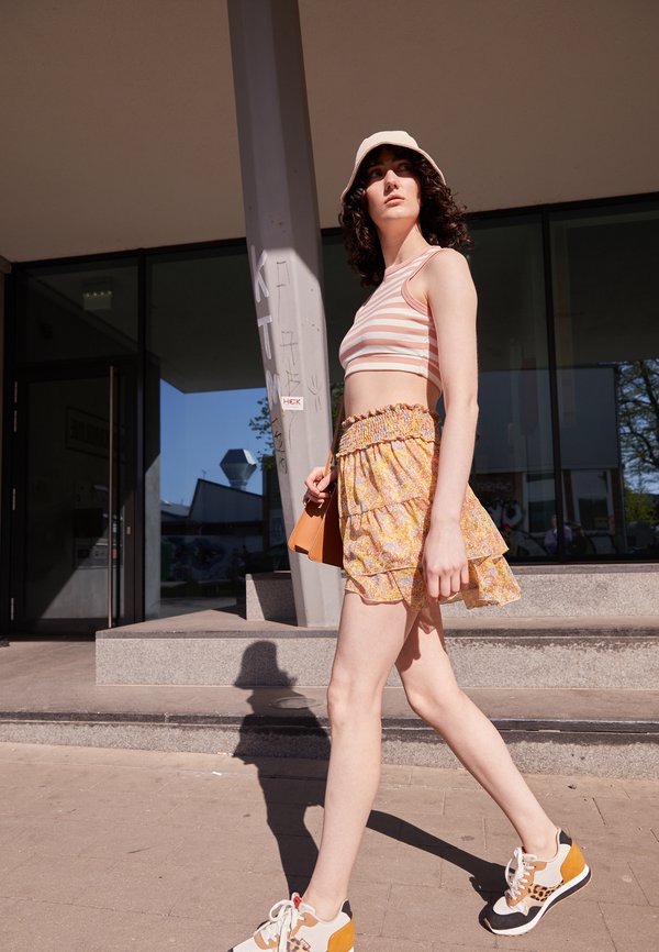 NA-KD SMOCKED MINI SKIRT