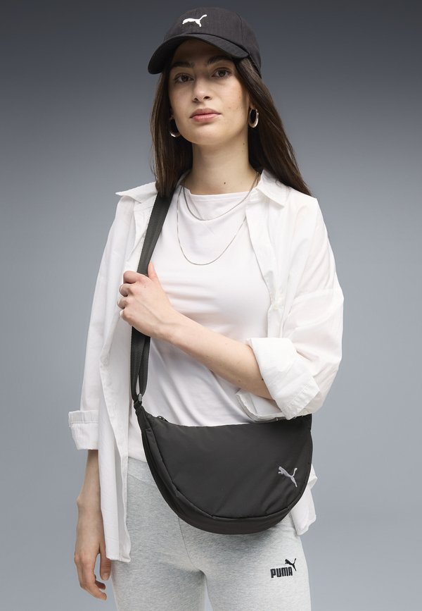 Puma HER 3 L HALBRUNDE TASCHE - Cross body bag - black