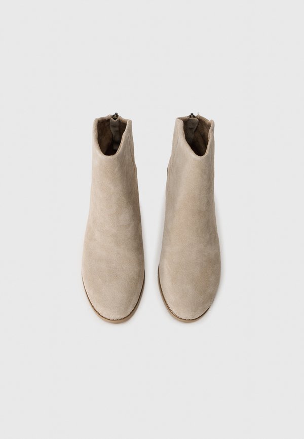 TOMS CASEY