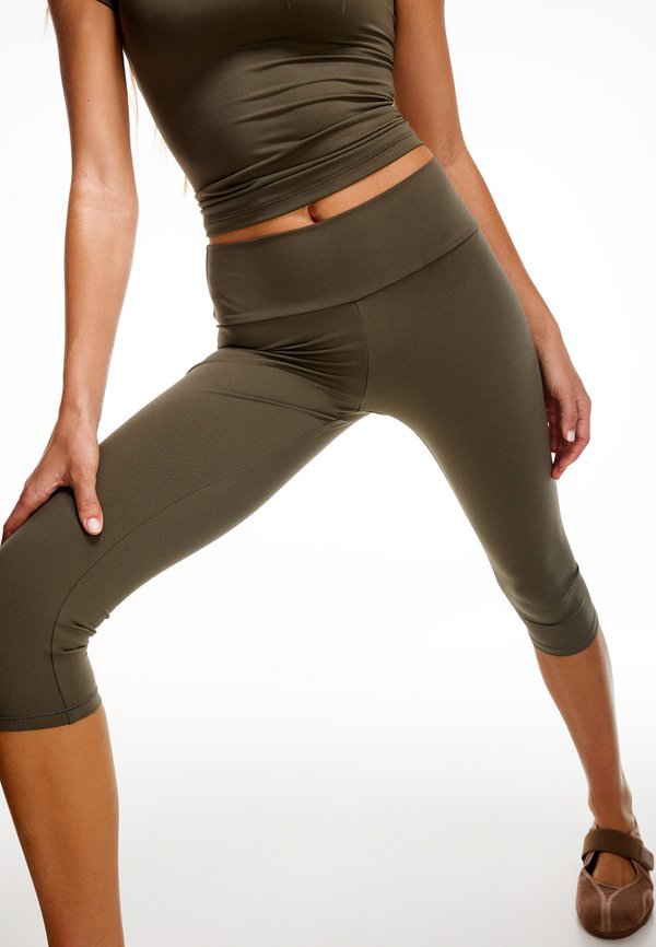 Bershka TROUSERS - Leggings - Trousers - green