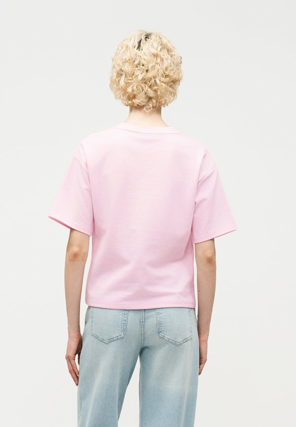 Pieces PCSKYLAR O NECK FITTED TEE