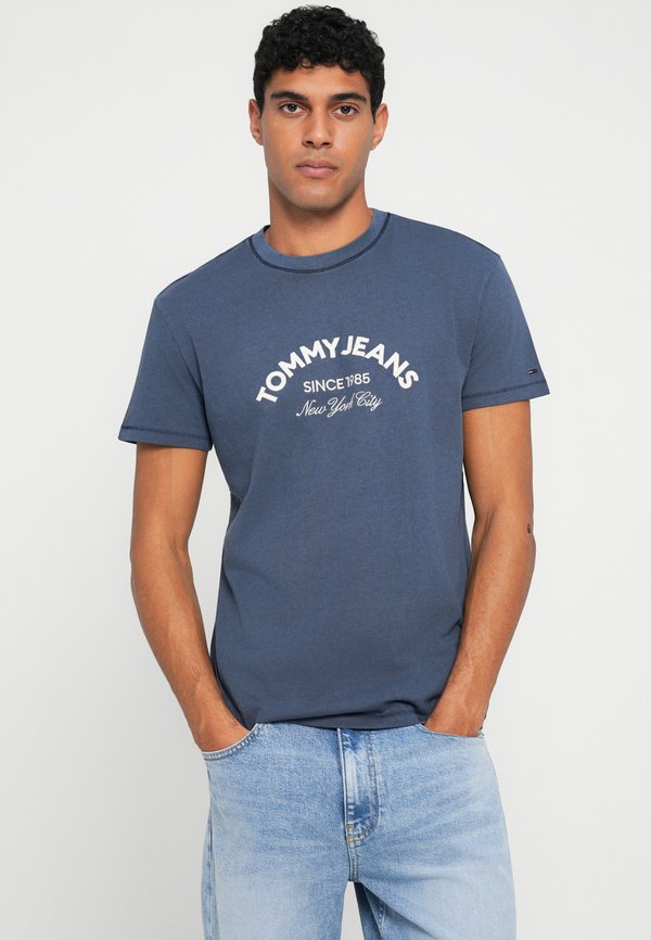 Tommy Jeans ARCH LOGO TEXTURED T-SHIRT