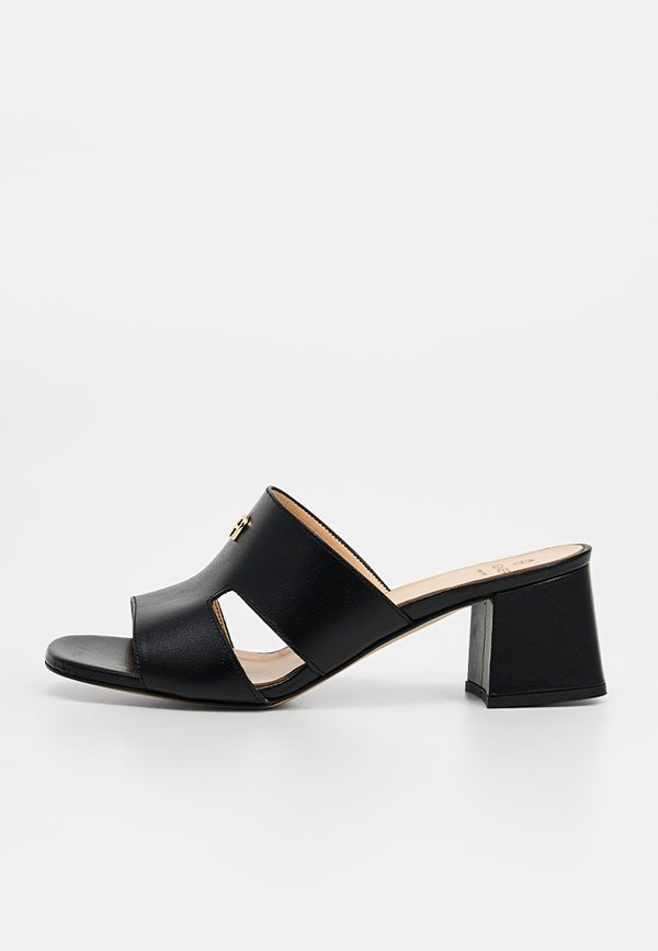 AIGNER COURTNEY