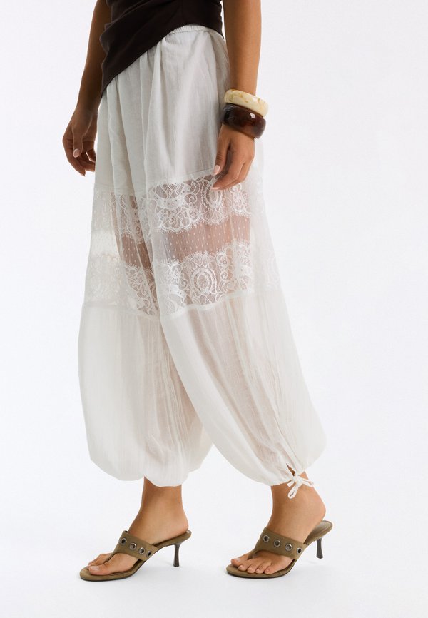 Bershka THONG MULE - HEELED SANDALS - T-bar sandals - sand