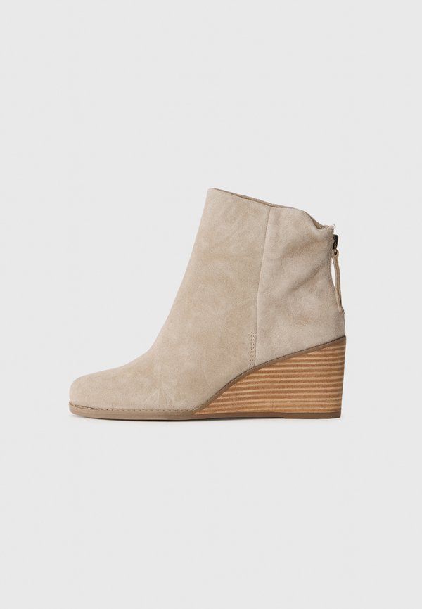 TOMS CASEY
