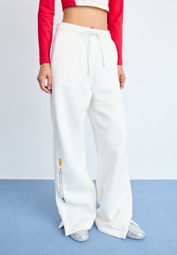Nike Sportswear CLASSIC+ WIDE LEG - Tracksuit bottoms - sail/black