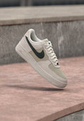 Nike Sportswear AIR FORCE 1 07 LV8 - Trainers - phantom/dark smoke grey/cream/metallic silver-coloured