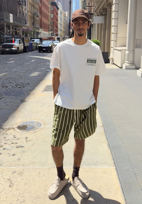 Bershka Shorts - evergreen