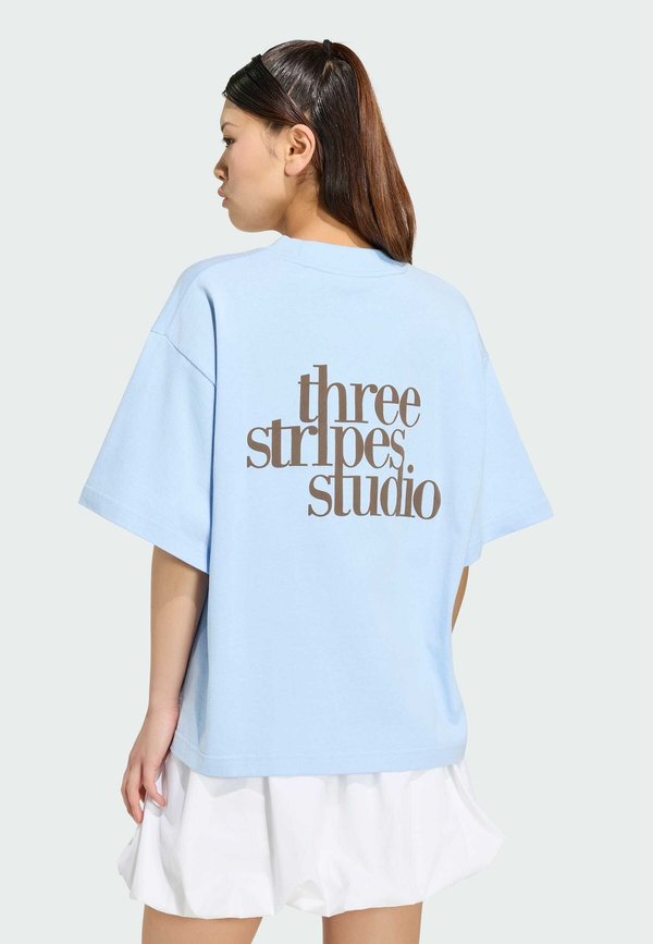 adidas Sportswear ADIDAS SPORTSWEAR 3 STRIPES STUDIO BOYFRIEND TEE - Print T-shirt - glow blue