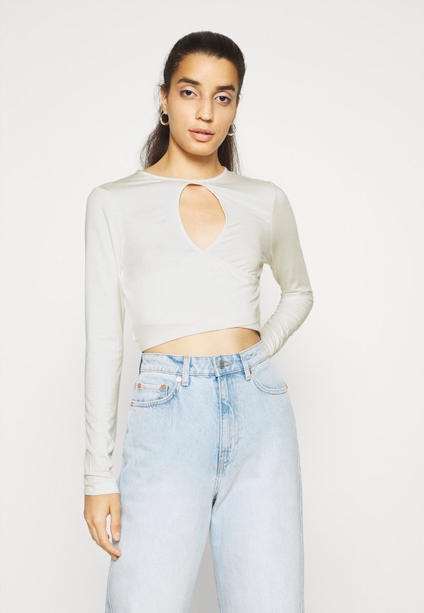 NA-KD KEYHOLE CROPPED