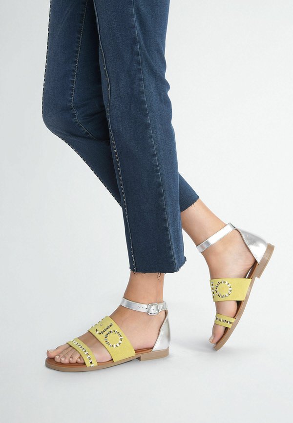 LIU JO FLAT WITH MAXI LOGO