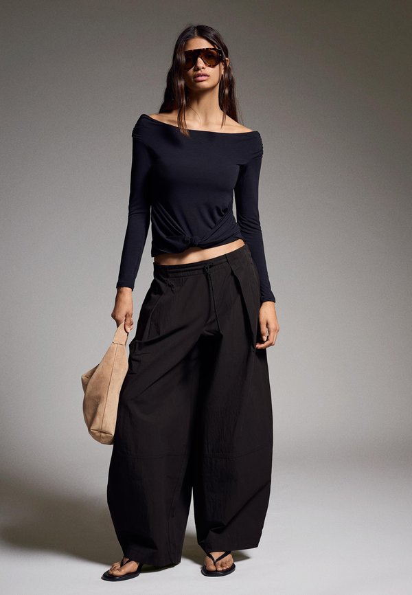 Bershka PLEATED TECHNICAL - Trousers - black
