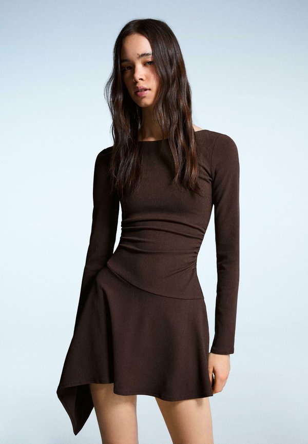Bershka ASYMMETRIC FLOUNCE - Day dress - dark brown