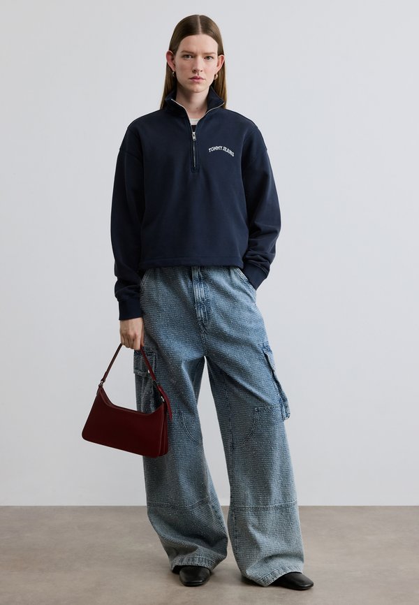 Tommy Jeans LOGO EMBROIDERY RELAXED QUARTER-ZIP SWEATSHIRT