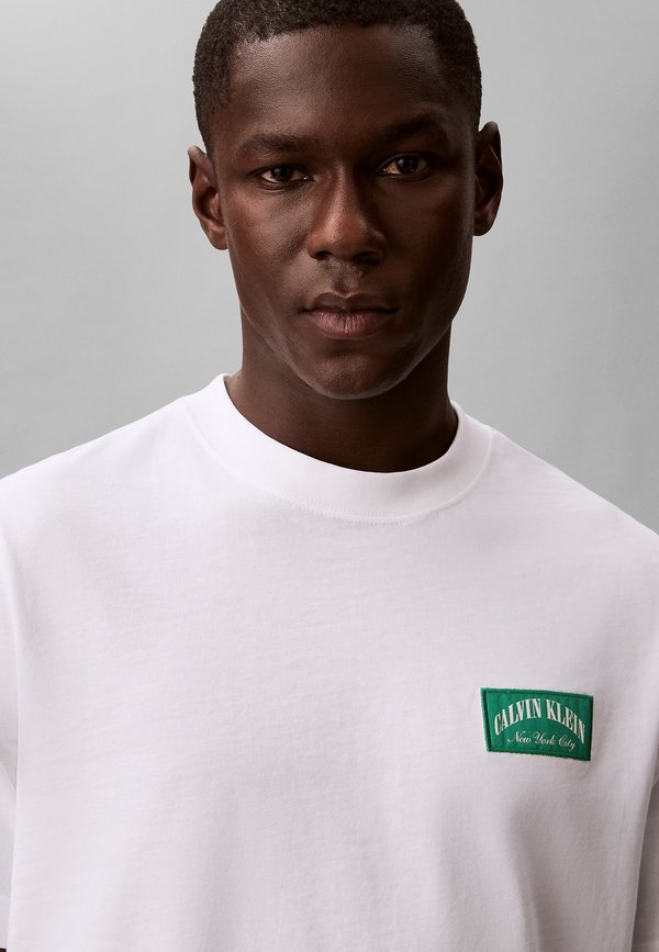 Calvin Klein Jeans  EASY COLLEGIATE BADGE TEE