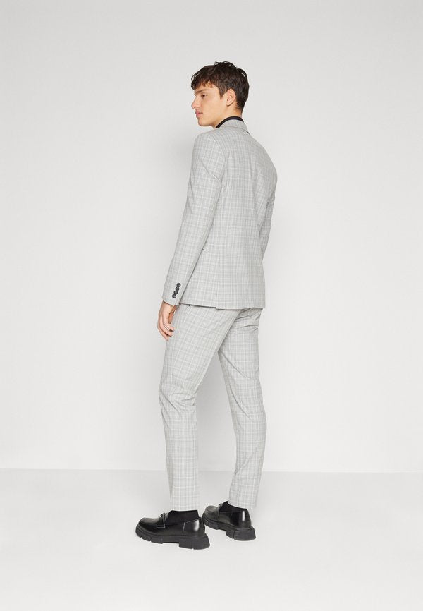 Isaac Dewhirst THE FASHION PEAK SUIT