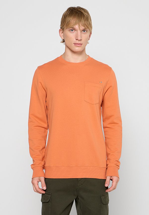REVOLUTION REGULAR FIT