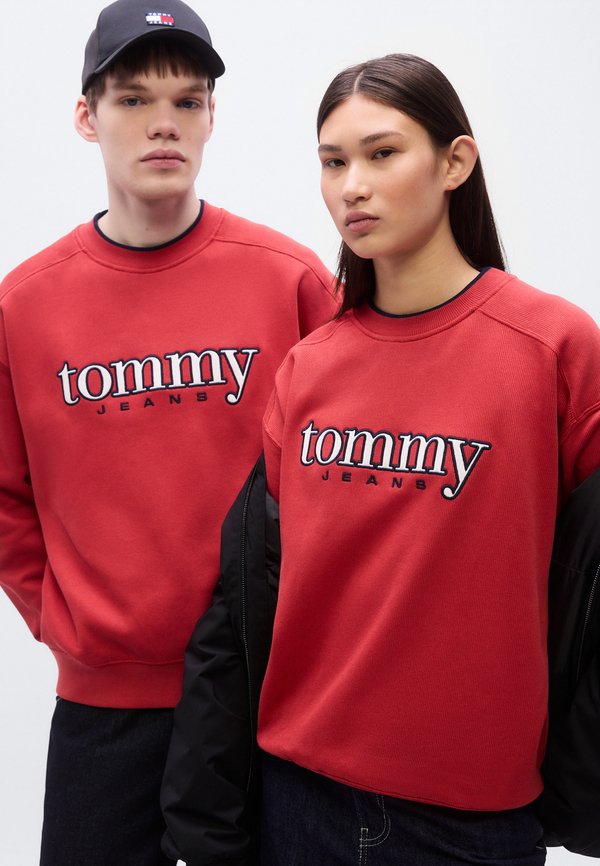 Tommy Jeans 90S LOGO APPLIQUÉ FLEECE SWEATSHIRT