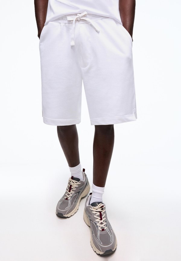 Bershka JOGGER - Tracksuit bottoms - white