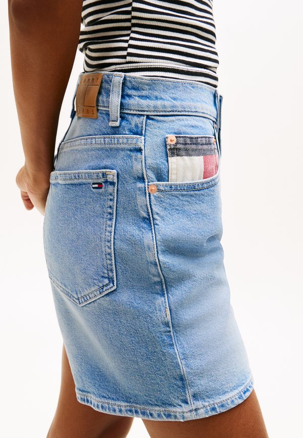 Tommy Jeans COLOUR-BLOCKED COIN POCKET MOM DENIM SHORTS